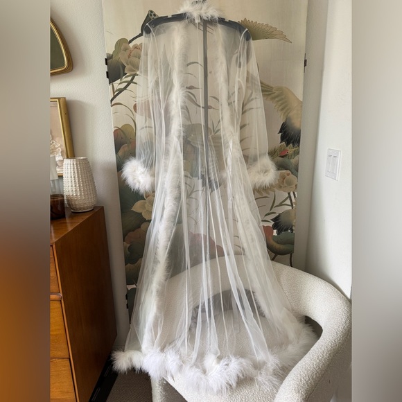 Elegant Sheer White Feathered Robe - Picture 4 of 5